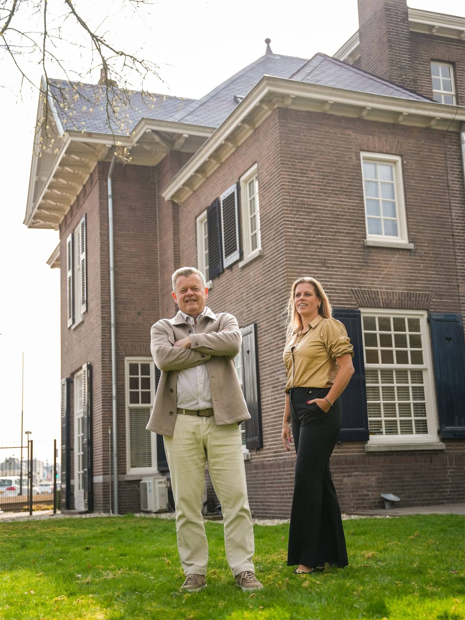 Duisenburgh - Family Office - Sfeerfoto van twee collega's voor het pand