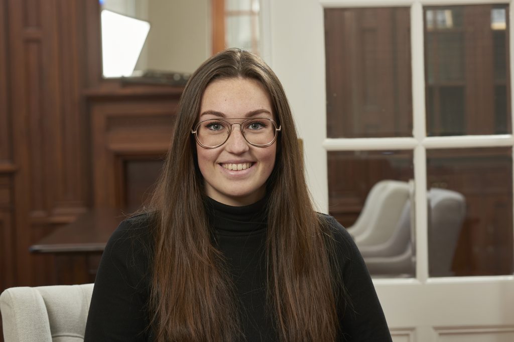 Kim de Laat (21) startte op 1 februari 2021 haar meewerkstage bij Duisenburgh. De studente Finance van Avans Academie associate degrees in ’s-Hertogenbosch besloot te blijven voor een leerwerktraject van april tot en met januari en is onlangs begonnen met haar afstudeerstage, die ze op 27 mei afrondt.